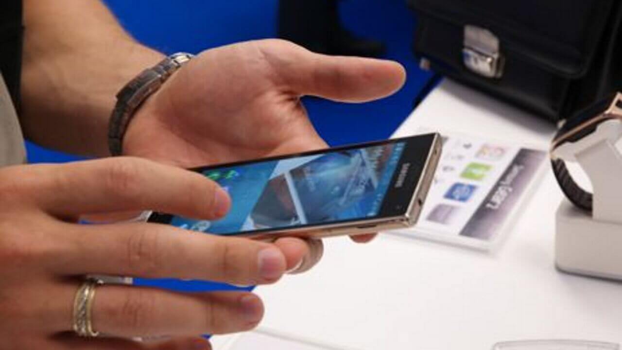 Tizen OS搭載Samsung ZのGOLDカラーがロシアで行われたディベロッパーサミットで確認される