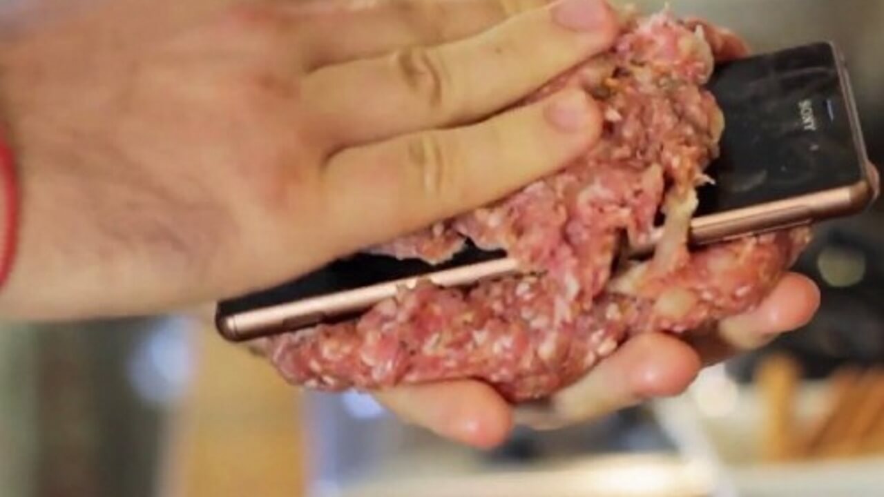 「Xperia Z3」をハンバーガーパティに混ぜて耐久性を調べた動画