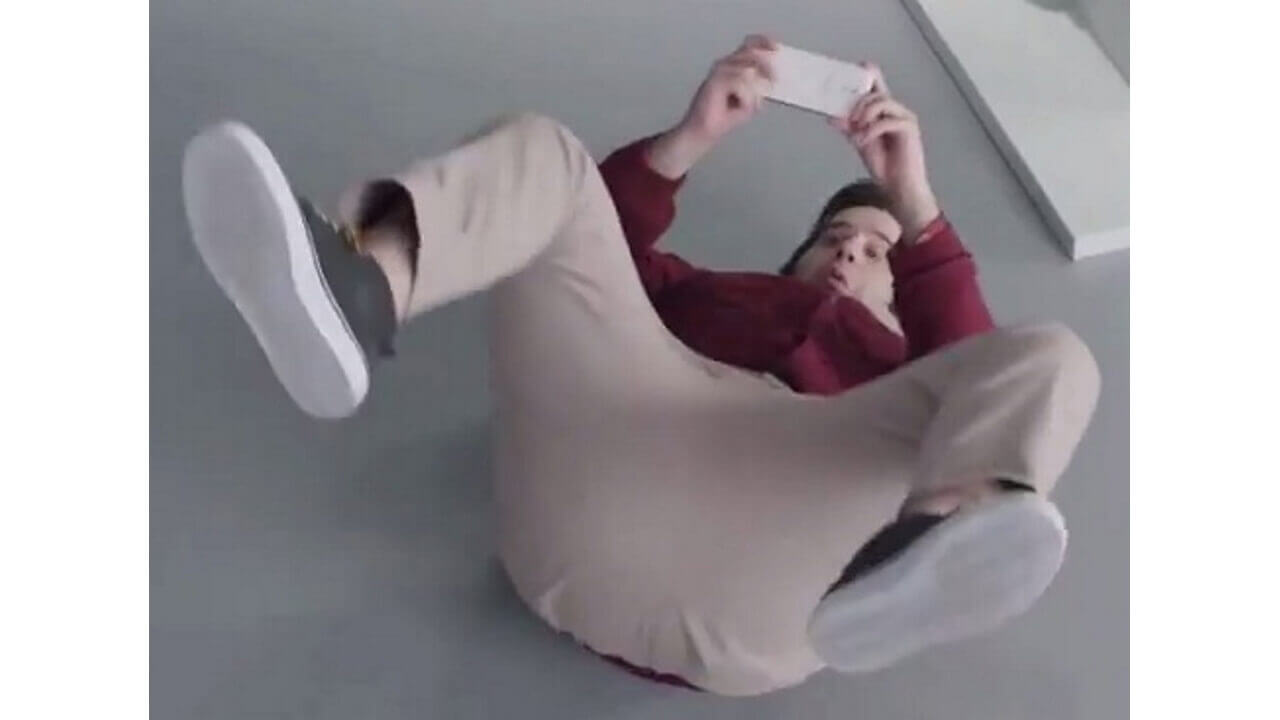 「OPPO N3」のモーター駆動カメラをアピールしたプロモーション動画