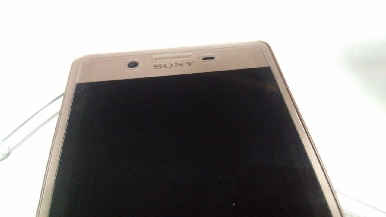 「Xperia X/X Performance」には一般的なガラスフィルムは難しそう