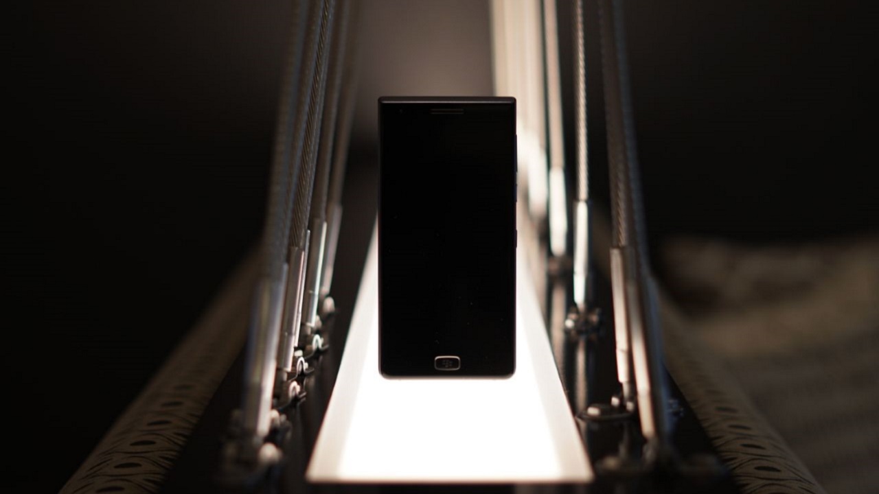 BlackBerry、フルタッチ新型スマートフォン「Motion」披露