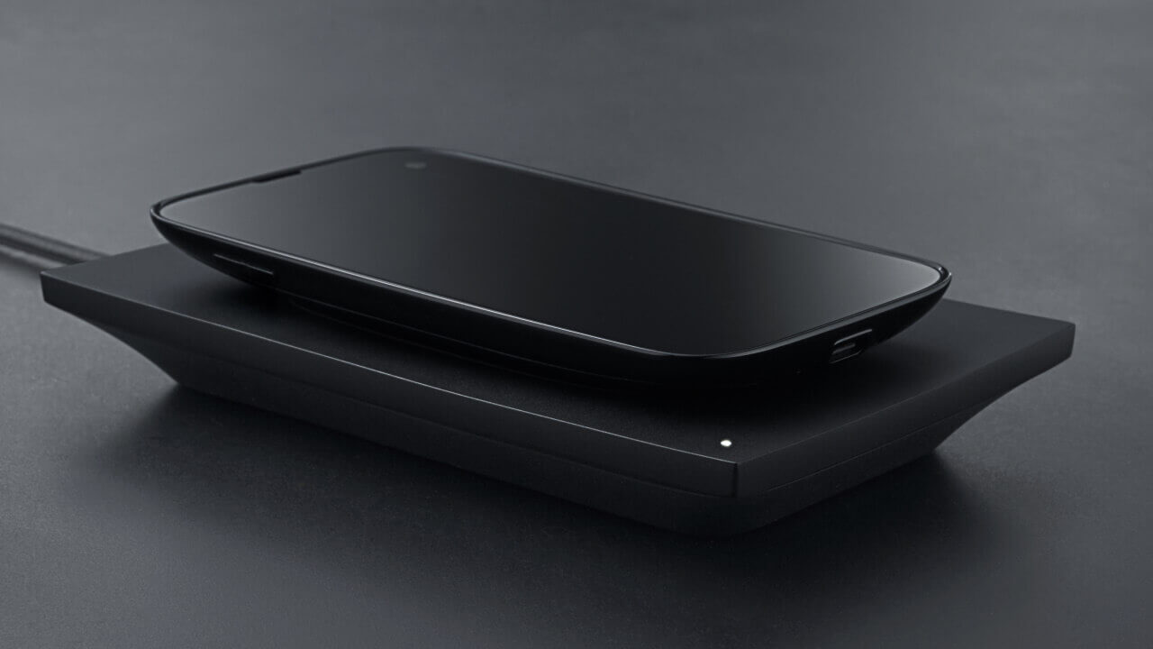 「BALMUDA Phone ワイヤレス充電器」発売